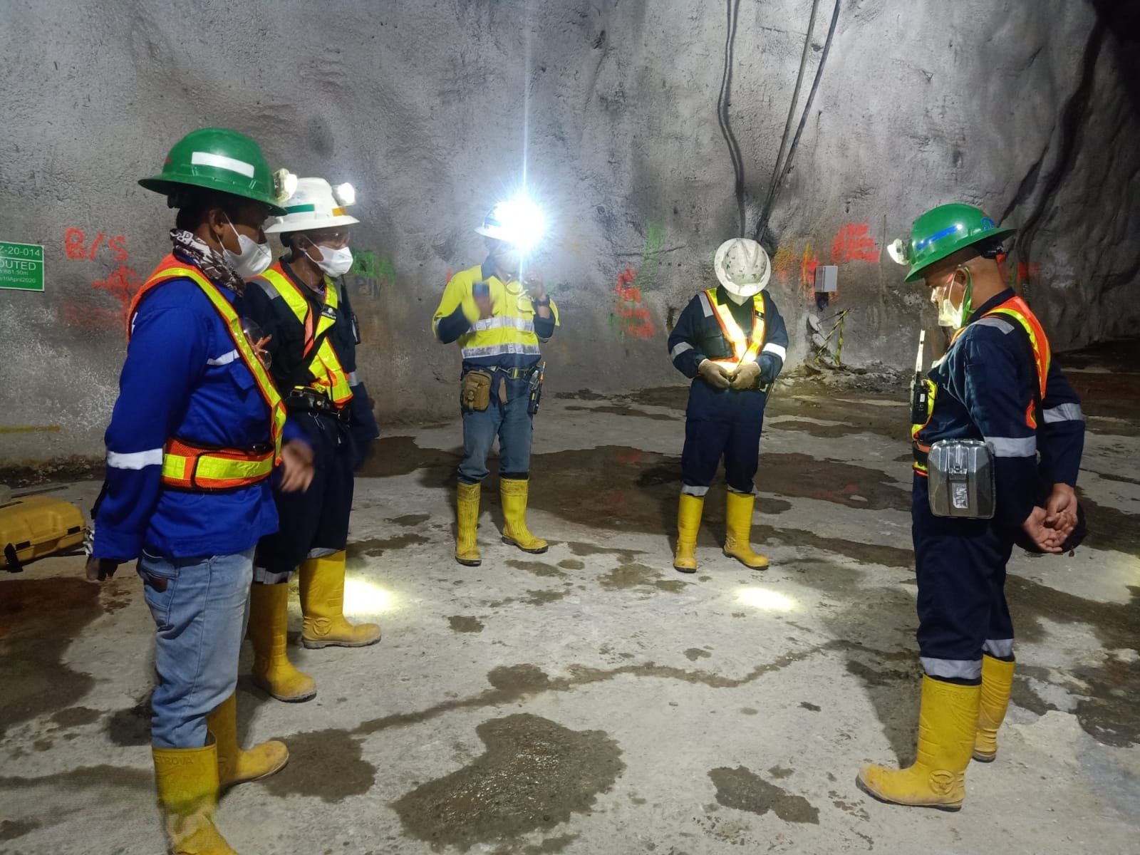 Toolbox Meeting Topography Survey in a Tunnel