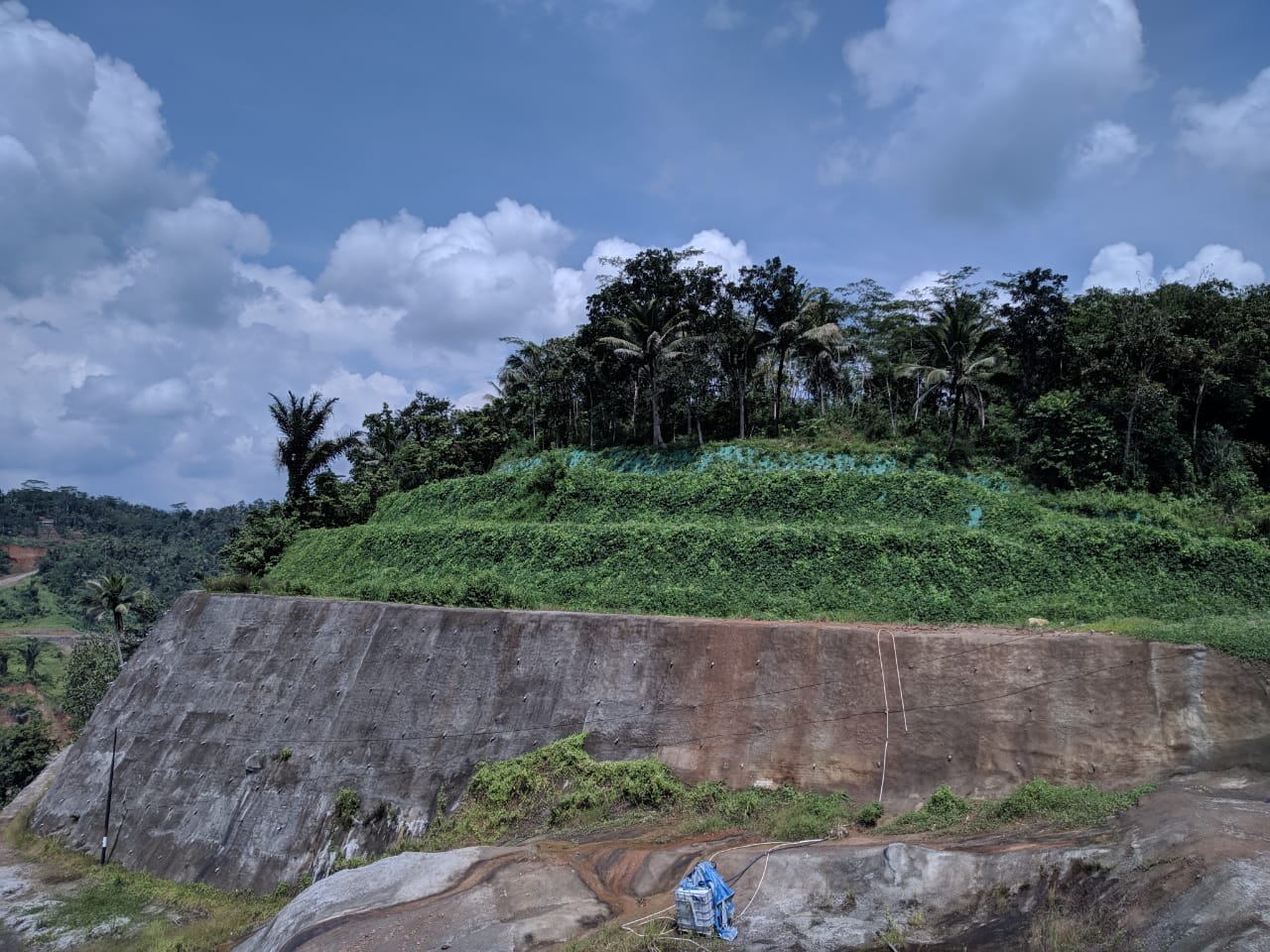 Slope Protection using Wire Mesh and Driven Nails – Leuwikeris Dam Paket 1, West Java, Indonesia (2017)