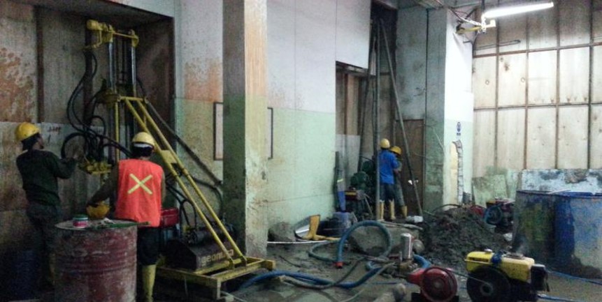 Instalasi micropile di ruangan terbatas di Ancol, Jakarta, Indonesia (2013)