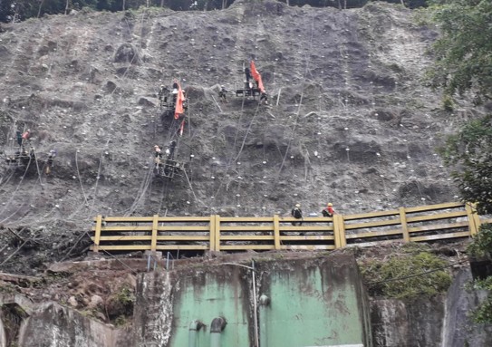Instalasi Proteksi Batuan Jatuh
